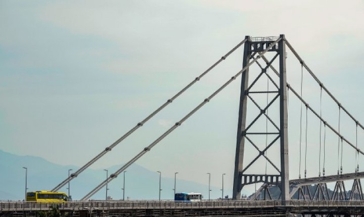 Tráfego na Hercílio Luz: passagem de veículos particulares na ponte é autorizado