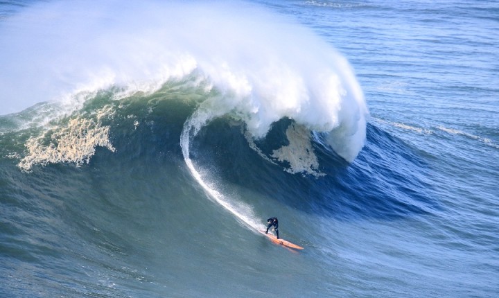 Em ondas gigantes: surfista catarinense viaja para tentar bater recorde mundial em Portugal