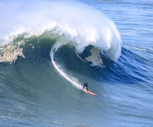 Em ondas gigantes: surfista catarinense viaja para tentar bater recorde mundial em Portugal
