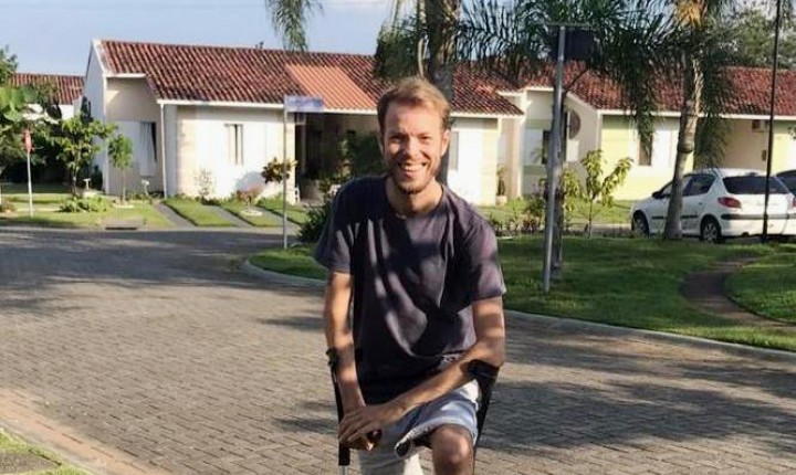 Jovem ator de Florianópolis pede ajuda para comprar prótese 