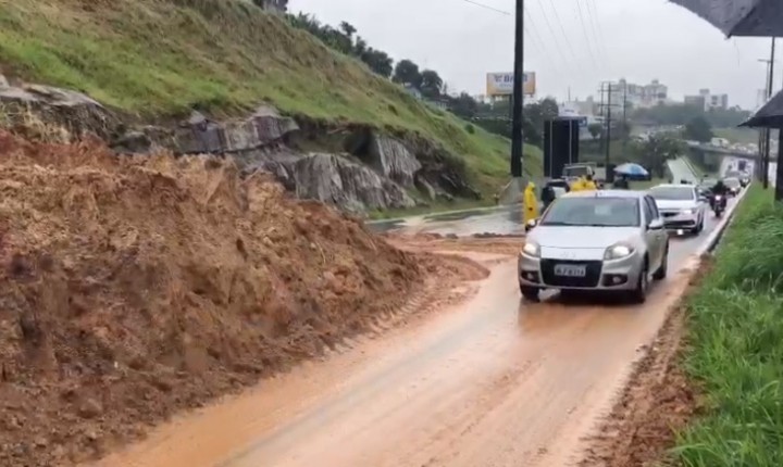 Deslizamento de terra causa tumulto no trânsito da Capital; Pistas já estão liberadas