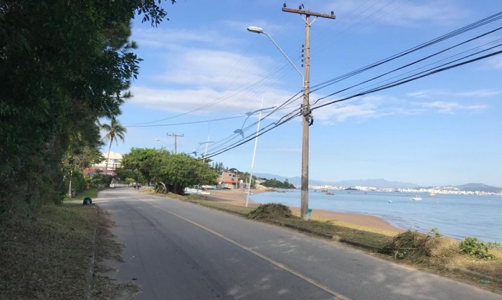 Aplausos: mais uma via está limpa