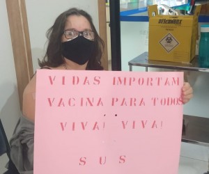 Moradora da capital faz protesto positivo ao tomar a primeira dose