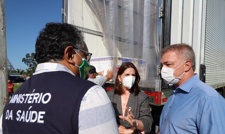 Prefeito Gean Loureiro e secretária Carmen Zanotto acompanham chegada