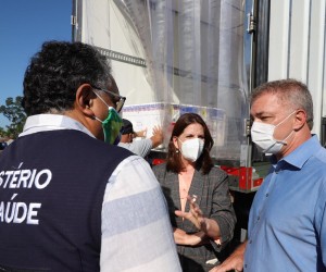 Prefeito Gean Loureiro e secretária Carmen Zanotto acompanham chegada