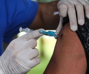 Pessoas de 65 anos ou mais poderão se vacinar nesta terça-feira, 18, no sistema drive-thru