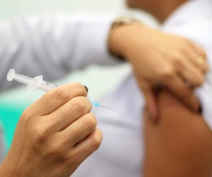 Vacinação nesta sexta-feira, 21, ocorrerá em pontos fixos e SEAD