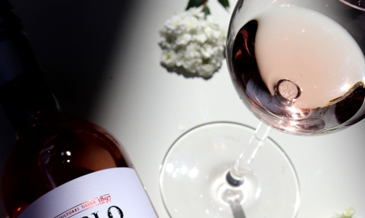 O mais querido: vinho já nasce rosé no vinhedo