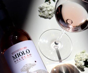 O mais querido: vinho já nasce rosé no vinhedo