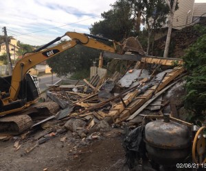 Prefeitura realiza demolição de duas obras irregulares 