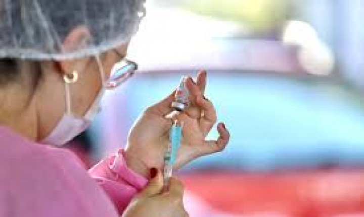 Pessoas de 52 anos ou mais podem ser vacinadas nesta segunda, 14