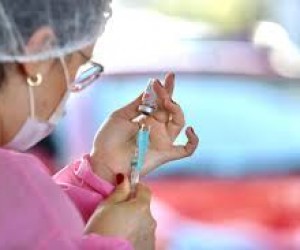 Pessoas de 52 anos ou mais podem ser vacinadas nesta segunda, 14