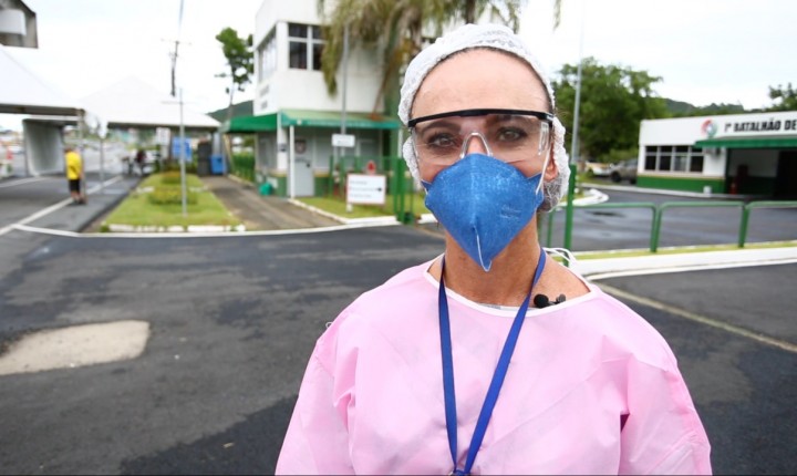 'Doses de esperança', define enfermeira que atua na vacinação contra a Covid-19