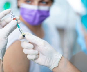 Pessoas de 52 anos ou mais seguem sendo vacinadas nesta terça, 15