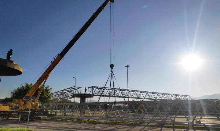 Novo içamento de módulos da passarela aconteceu na manhã de hoje
