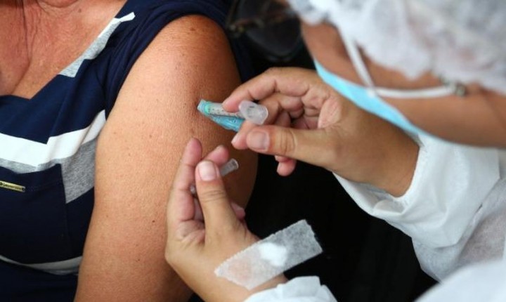 Pessoas com 49 ou mais serão vacinadas nesta sexta, 25