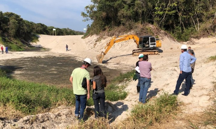 Muro verde e limpeza no solo reforçam segurança na lagoa de evapoinfiltração