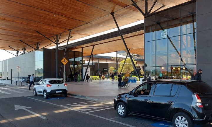 Motoristas de Uber terão espaço exclusivo no aeroporto da capital