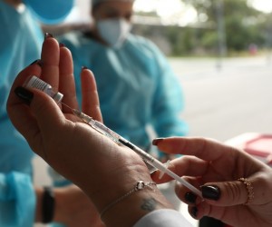 A fila da vacina correu nesta quinta, 12