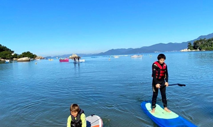 Crianças em vulnerabilidade social participam de projeto de Stand Up Paddle na Capital