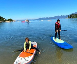 Crianças em vulnerabilidade social participam de projeto de Stand Up Paddle na Capital