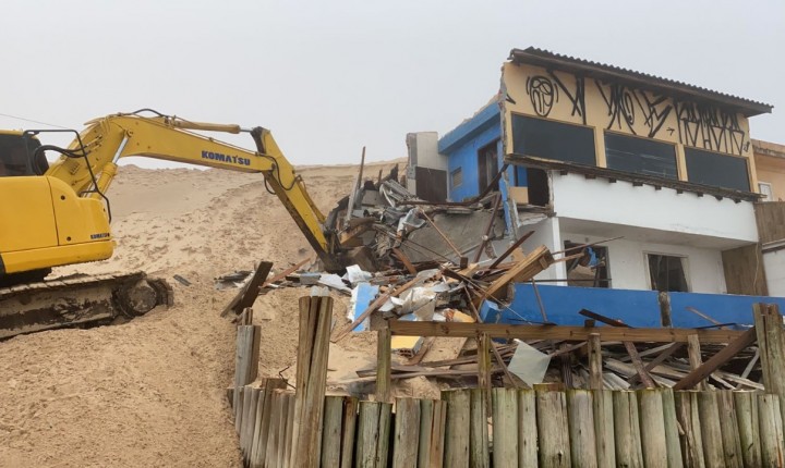 Construções são demolidas após interdição