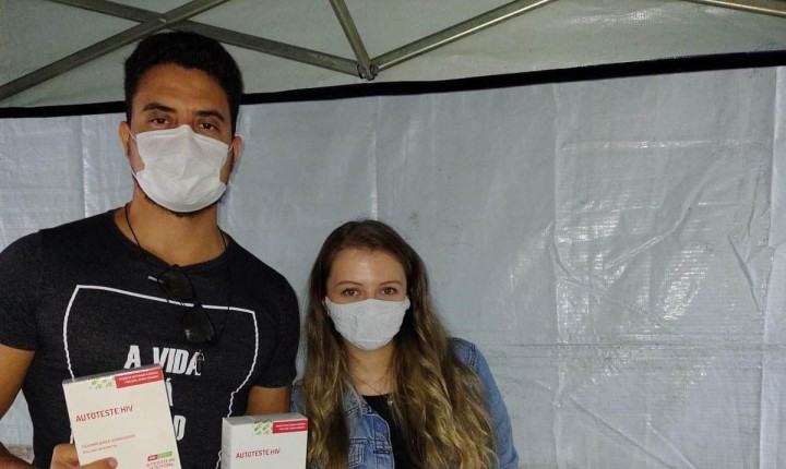 Testagem de HIV é realizada em ponto de vacinação nesta quinta, 26