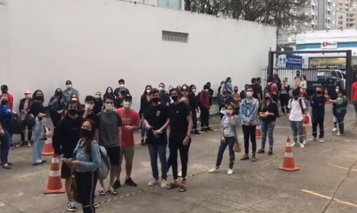 Música e grande adesão marcam vacinação dos jovens nesta quinta, 26