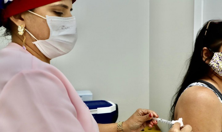 COVID-19  |  Florianópolis segue realizando apenas segunda dose nesta segunda