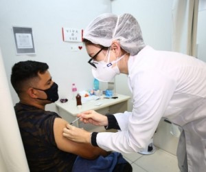 Mais de 23 mil pessoas precisam se vacinar. Confira horários deste sábado, 11