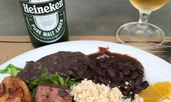 Mustache se esbalda na feijoada do Botequim Guanabara
