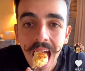 Mustache se esbalda com os frutos do mar no Antonio`s Restaurante