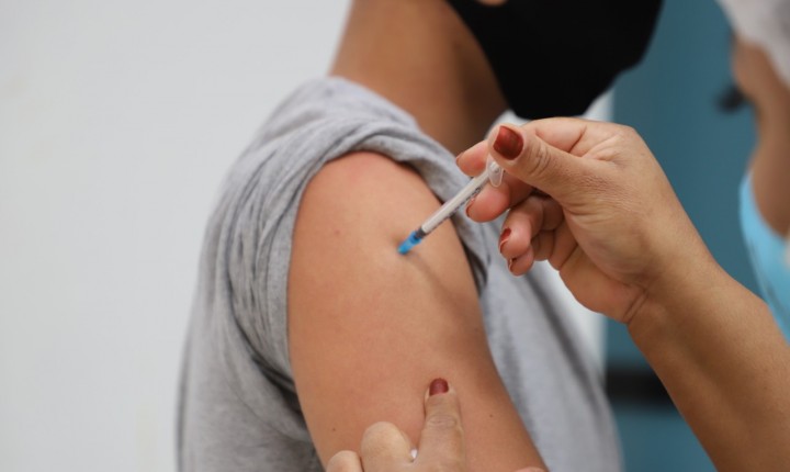 Florianópolis supera Estados Unidos e Europa com 62% da população geral vacinada