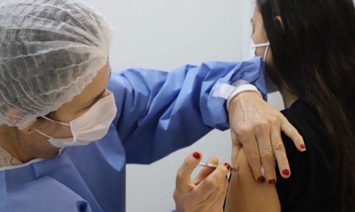  Vacinação segue com segunda dose e doses de reforço nesta segunda-feira, 11/10