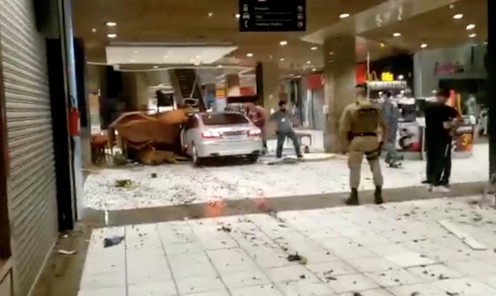 Carro invade Beiramar Shopping