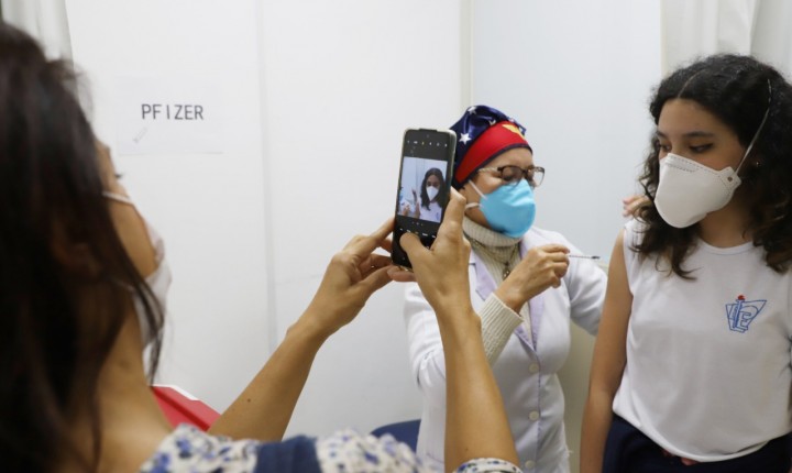 1ª dose para adolescentes retorna nesta quarta, 17, com horário ampliado