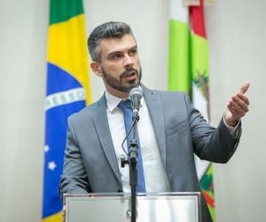 Contrário, com motivo: deputado Bruno Souza (Novo) é porta-voz de questões polêmicas em SC