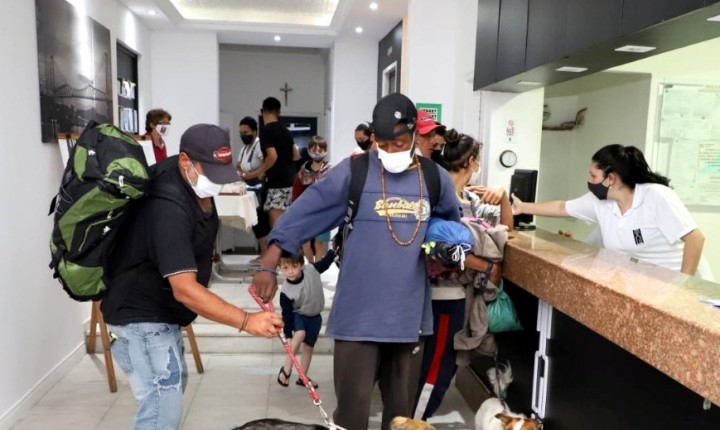 Pessoas em situação de rua aceitam acolhimento com seus melhores amigos na Capital