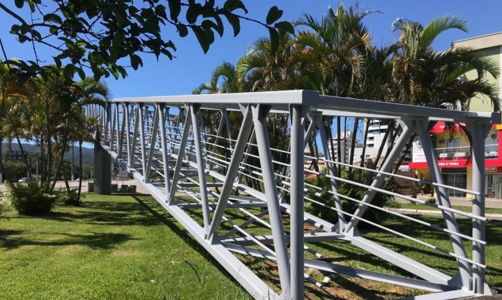 A saga das passarelas: obras se arrastam há meses