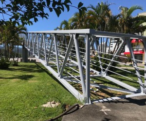 A saga das passarelas: obras se arrastam há meses