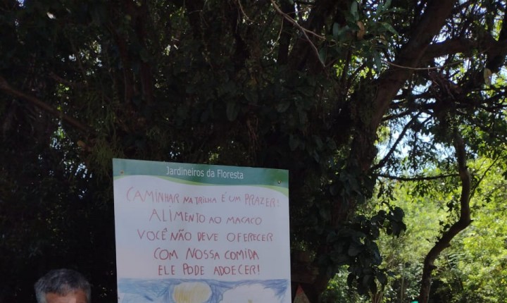 Estudantes fazem placas sobre conscientização animal em trilhas da Capital