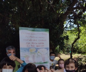 Estudantes fazem placas sobre conscientização animal em trilhas da Capital