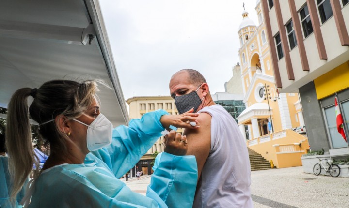 Florianópolis segue com vacina na Praça XV, alguns Centros de Saúde e pontos fixos nesta sexta