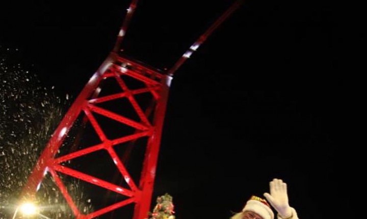 Desfile de Natal histórico na Ponte Hercílio Luz emociona público*