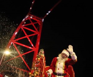 Desfile de Natal histórico na Ponte Hercílio Luz emociona público*