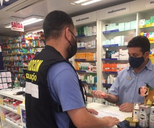 Testes de covid-19 são vendidos com preços abusivos em farmácias de Florianópolis