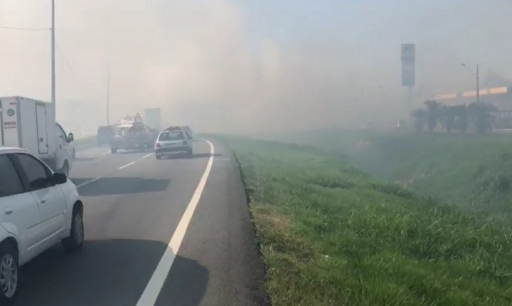 Incêndio na Via Expressa: Fumaça toma conta das pistas