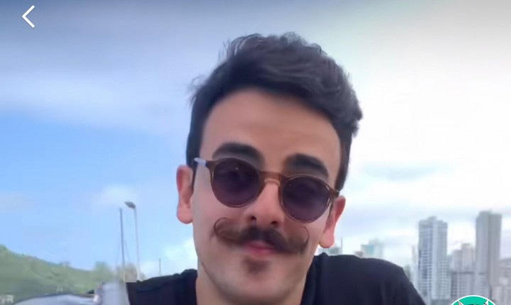 Mustache se esbalda em restaurante de Itajaí (SC)