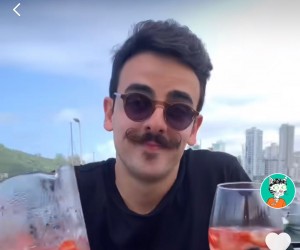 Mustache se esbalda em restaurante de Itajaí (SC)