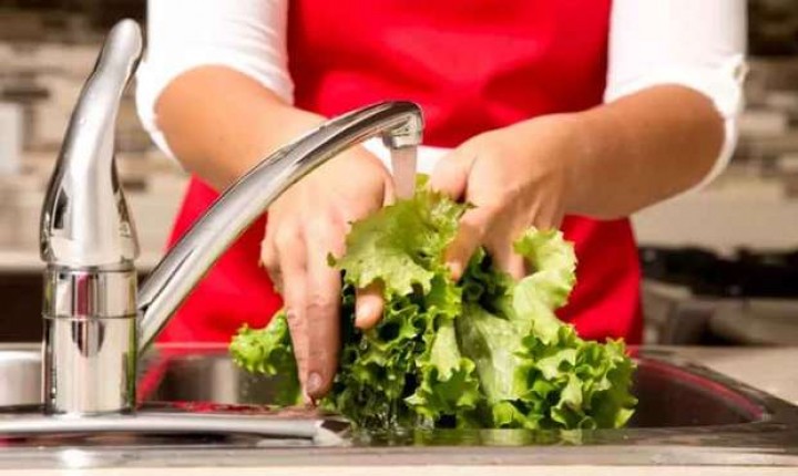 Alimentos mal lavados podem causar doenças
